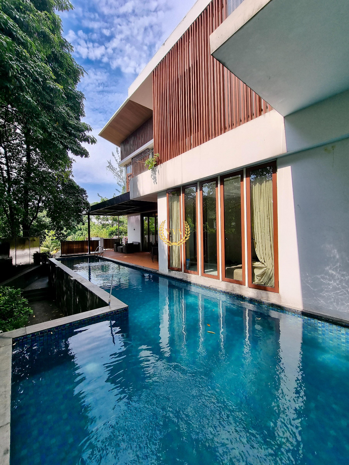 Rumah Mewah Modern Tropis di Simprug Golf Jakarta Selatan – SHM, Dalam Komplek, LT 423 m² - View 