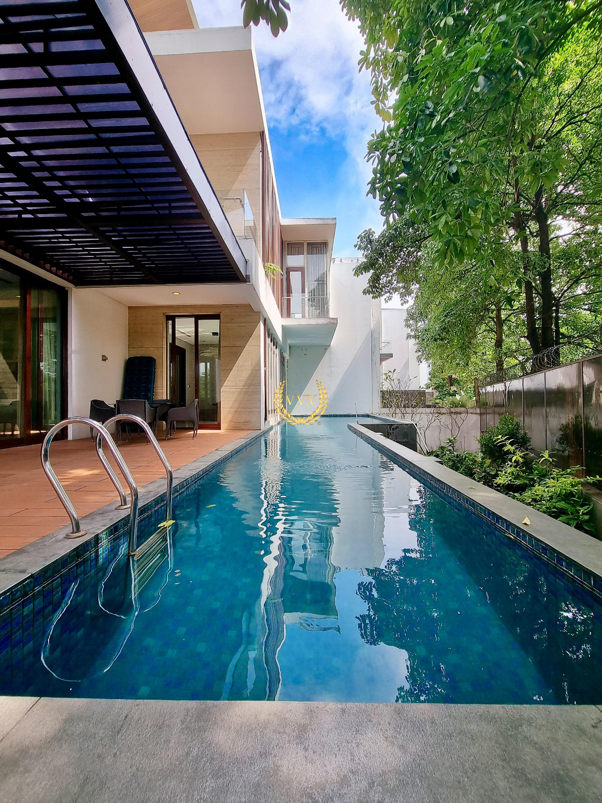 Rumah Mewah Modern Tropis di Simprug Golf Jakarta Selatan – SHM, Dalam Komplek, LT 423 m² - View 