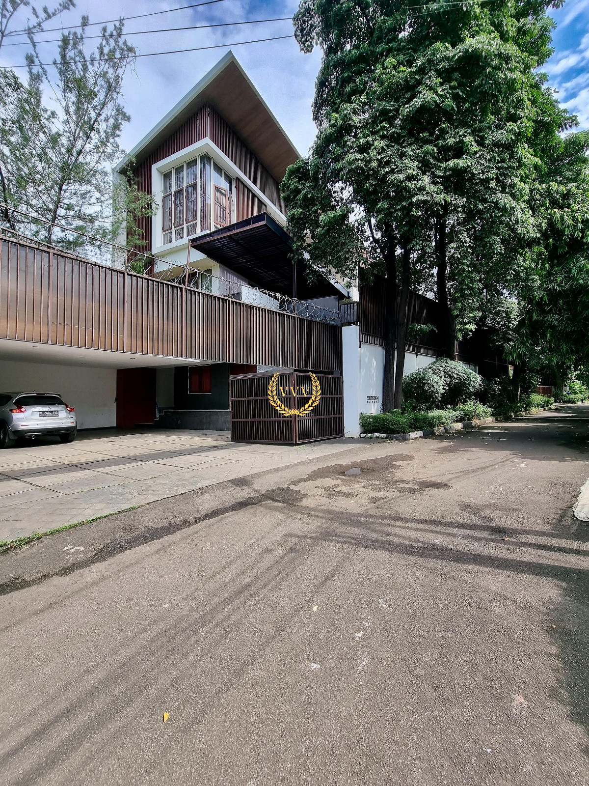 Rumah Mewah Modern Tropis di Simprug Golf Jakarta Selatan – SHM, Dalam Komplek, LT 423 m² - View 