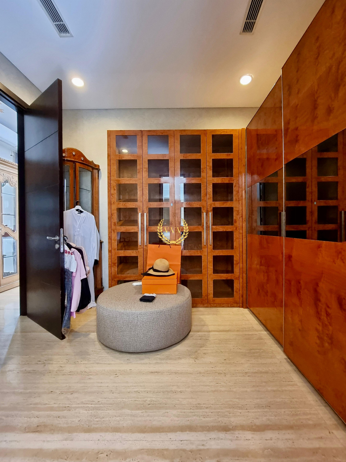 Rumah Mewah Modern Tropis di Simprug Golf Jakarta Selatan – SHM, Dalam Komplek, LT 423 m² - View 